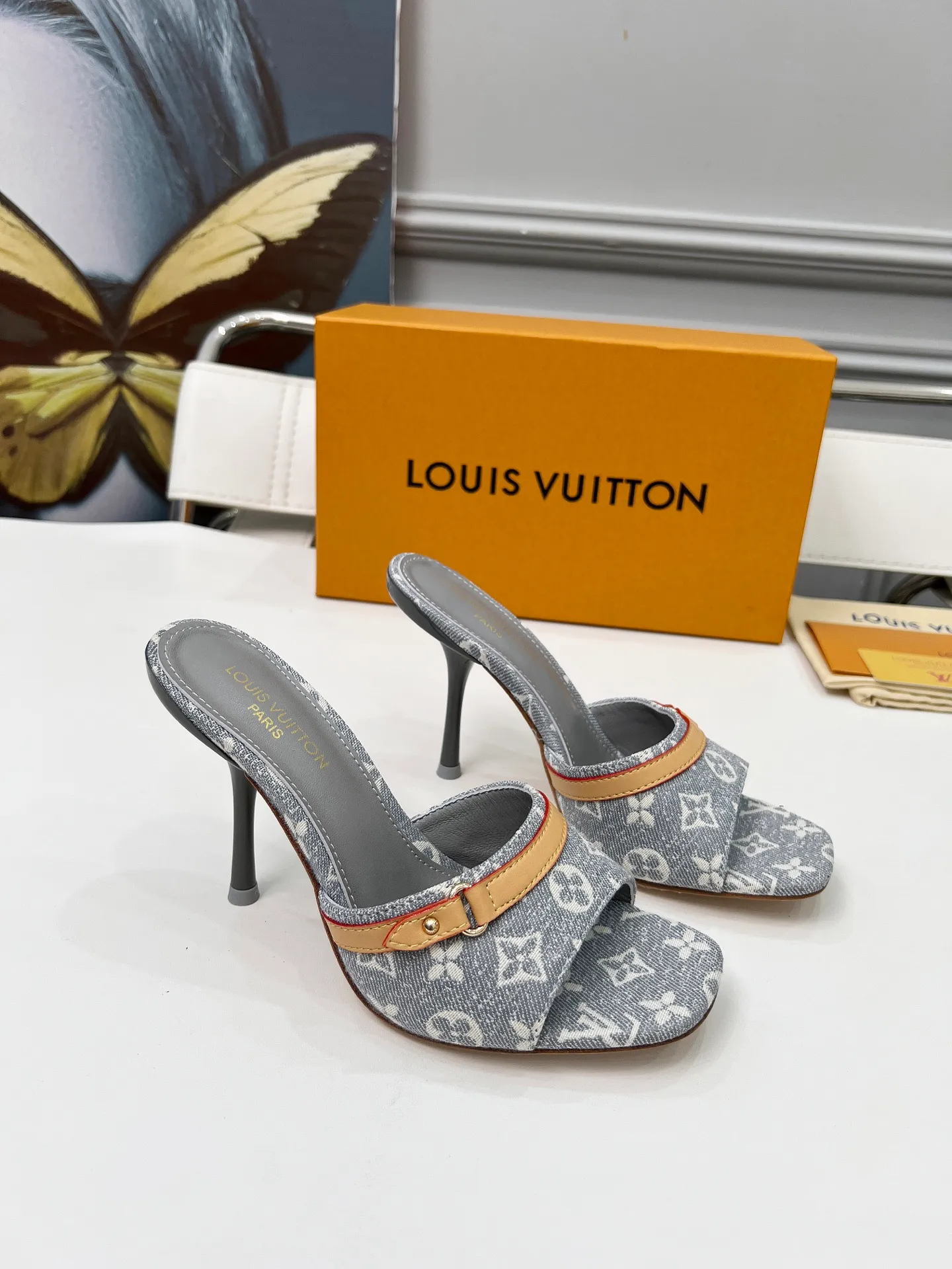 👟👟Ex-factory price 440👟👟 LV new denim kitten heel slippers 2025 summer must-have for goddesses, original replica, super comfortable on the feet. Show off the queen's temperament, the heel height is 9.5CM, which shows your temperament without being tiring. Leather outsole. Standard code: 35-42 (41 and 42 codes are customized, non-returnable and non-exchangeable)